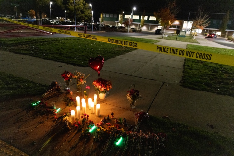 Des bougies et des fleurs déposées à la mémoire des victimes d'une fusillade à l'école primaire Silver Rail à Bend, le 15 octobre 2026 dans l'Oregon