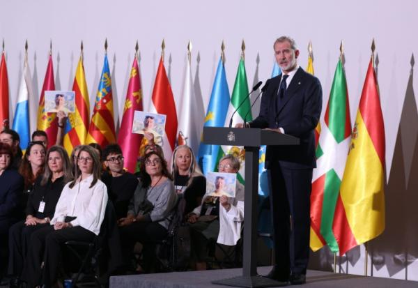 Le roi d'Espagne Felipe VI s'exprime le 29 octobre 2025 à Valence devant les familles des victimes, un an après les inondations meurtrières dans cette région