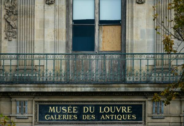 Une fenêtre cassée par laquelle les voleurs sont passés pour dérober  les joyaux de la Couronne au musée du Louvre, le 20 octobre 2025 à Paris