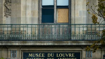 Une fenêtre cassée par laquelle les voleurs sont passés pour dérober  les joyaux de la Couronne au musée du Louvre, le 20 octobre 2025 à Paris
