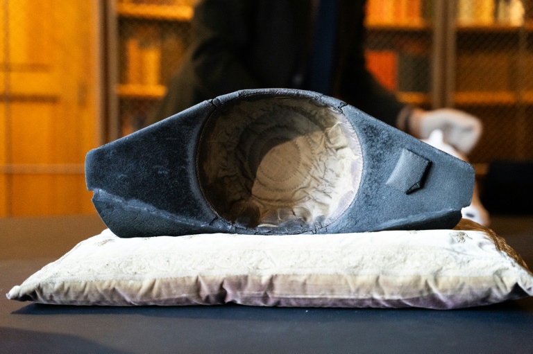 Un bicorne de l'empereur Napoléon 1er exposé au château de Chantilly,le 26 mars 2026 dans l'Oise