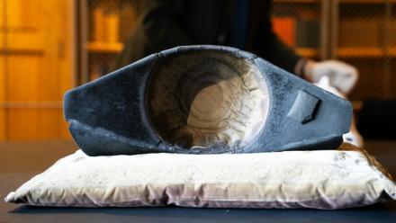 Un bicorne de l'empereur Napoléon 1er exposé au château de Chantilly,le 26 mars 2026 dans l'Oise