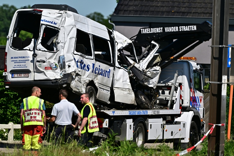 Le minibus percuté par un train évacué, à Buggenhout en Belgique le 26 mai 2026