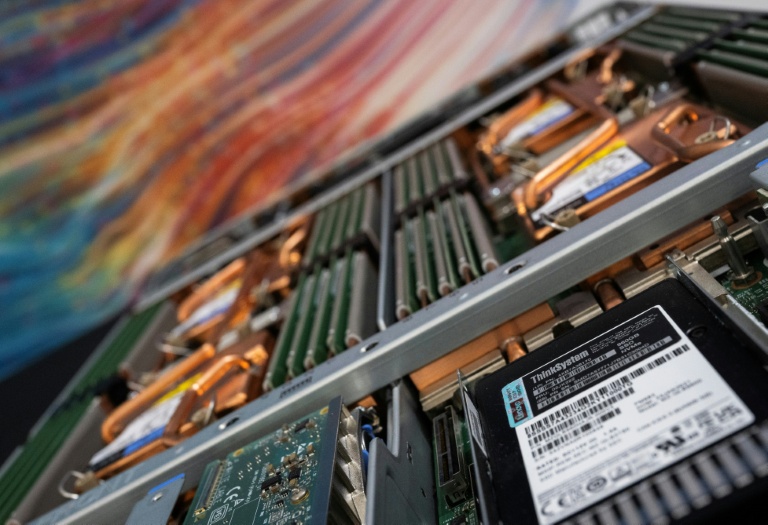 L'intérieur d'un serveur avec circuit de refroidissement à Ashburn (Virginie)