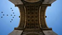 Des avions de chasse Rafale survolent l'Arc de Triomphe lors d'une répétition, en amont du défilé du 14 juillet sur les Champs-Élysées à Paris, le 9 juillet 2026
