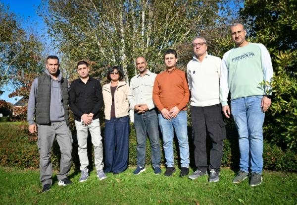 (g-d) Les journalistes de l'AFP à Gaza Mahmud Hams, Belal Al-Sabbagh, Mai Yaghi, Adel Zaanoun, Said Khatib, Mohammed Abed, Mohannad Shahwan, lors de la présentation du documentaire "Inside Gaza", au Prix Bayeux des correspondants de guerre, le 9 octobre 2025 dans le Calvados 
