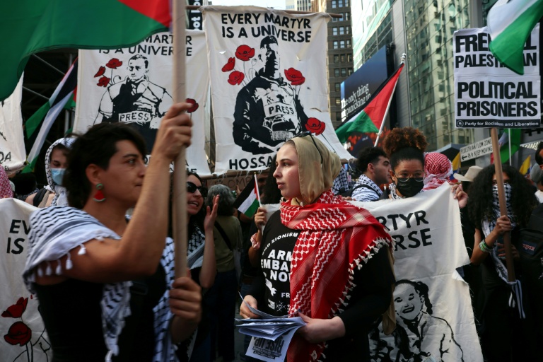 Des manifestants pro-palestiniens marchent dans Manhattan, à New York, le 26 septembre 2025, non loin du siège de l'ONU, où le Premier ministre israélien, Benjamin Netanyahu, prononce un discours devant l'Assemblée générale des Nations unies