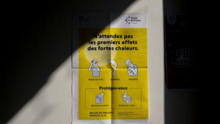 Une affiche invitant à pendre des précautions face aux fortes chaleurs, à la mairie de Noisy-le-Sec (Seine-saint-Denis), le 14 août 2025