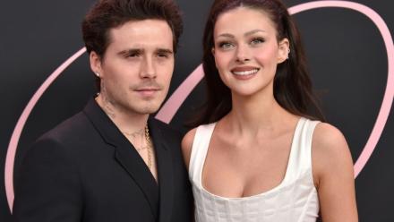 Brooklyn Peltz Beckham(g), fils de David et Victoria Beckham, et son épouse l'actrice américaine Nicola Peltz, le 3 février 2024 à Los Angeles, en Californie