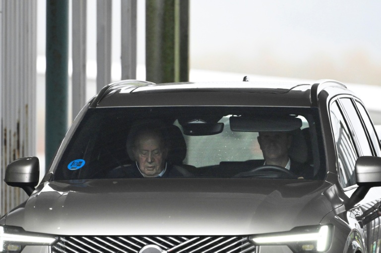 L'ancien roi d'Espagne Juan Carlos Ier g) en voiture après son arrivée à l'aéroport de Peinador à Vigo, dans le nord-ouest de l'Espagne, le 5 novembre 2025