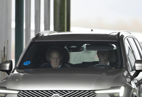 L'ancien roi d'Espagne Juan Carlos Ier g) en voiture après son arrivée à l'aéroport de Peinador à Vigo, dans le nord-ouest de l'Espagne, le 5 novembre 2025