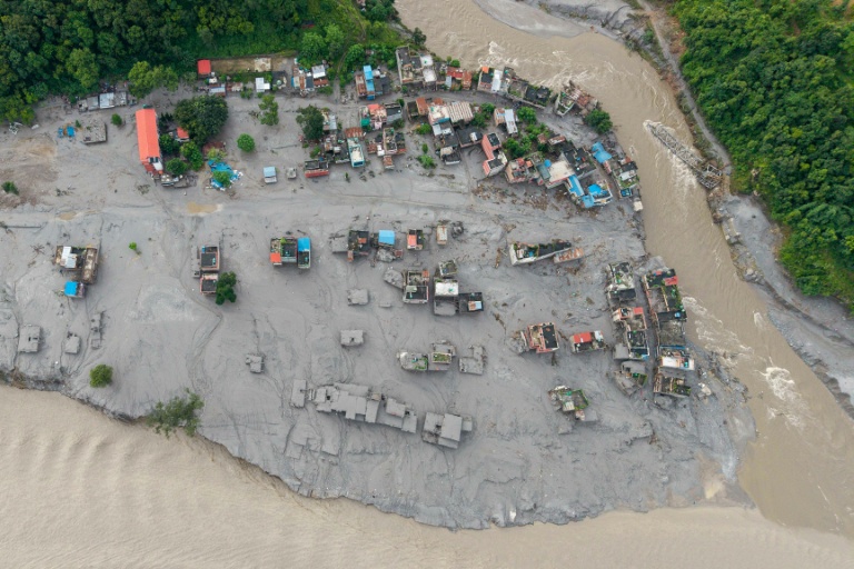 Des maisons détruites par la crue meurtière du 26 août, le 27 août 2026 à Devighat, au Népal