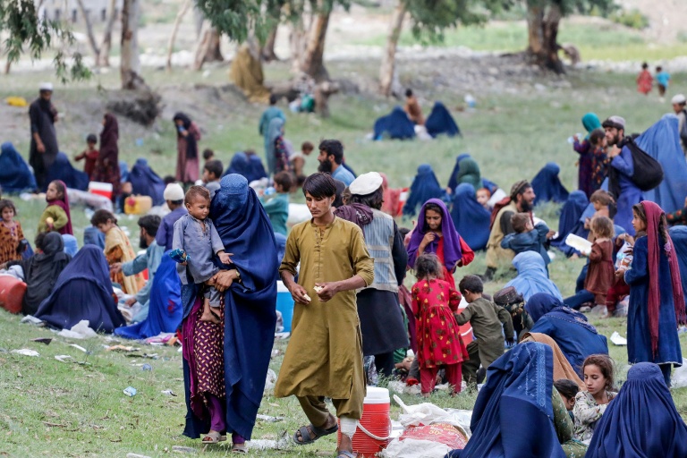 Des villageois installés dans un champ après un tremblement de terre dans la province de Kounar, le 3 septembre 2025 en Afghanistan