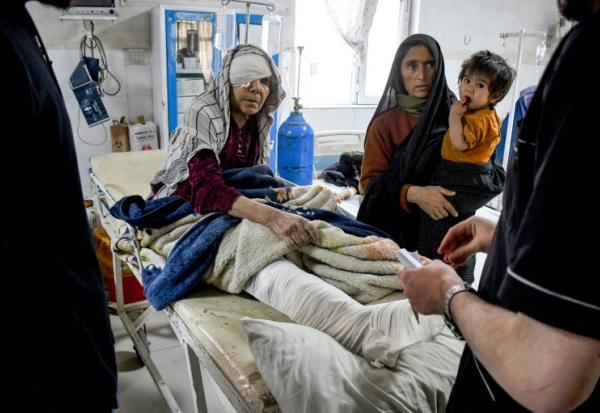 Une Afghane blessée reçoit des soins dans un hôpital après le tremblement de terre qui a frappé Mazar-e-Sharif, dans le nord de l'Afghanistan, le 3 novembre 2025