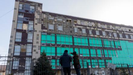 Un bâtiment endommagé par des frappes dans la ville russe de Belgorod, près de la frontière avec l’Ukraine, le 12 mars 2026