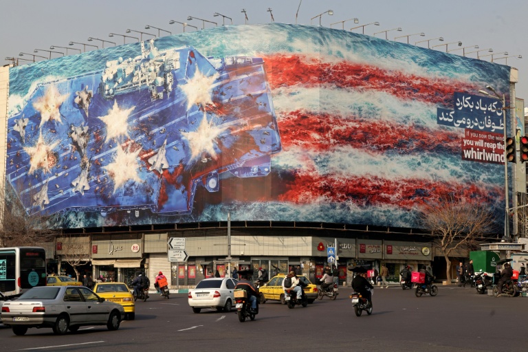 Une immense banderole anti-américaine déployée sur la place d'Enqelab à Téhéran, le 26 janvier 2026 en Iran