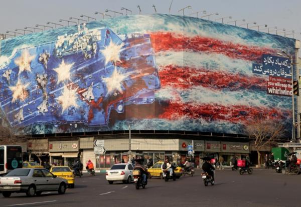 Une immense banderole anti-américaine déployée sur la place d'Enqelab à Téhéran, le 26 janvier 2026 en Iran