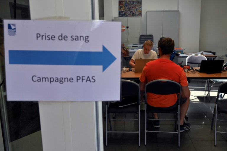 Un homme s'inscrit avant de se faire prélever un échantillon de sang pour une étude sur les niveaux de polluants PFAS à Braine-le-Château, au sud de Bruxelles, le 19 juin 2025