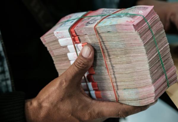 Des liasses de billets de roupies dans un bureau de change après que la devise indonésienne a chuté à 18.100 roupies pour un dollar américain, le 4 juin 2026 à Jakarta