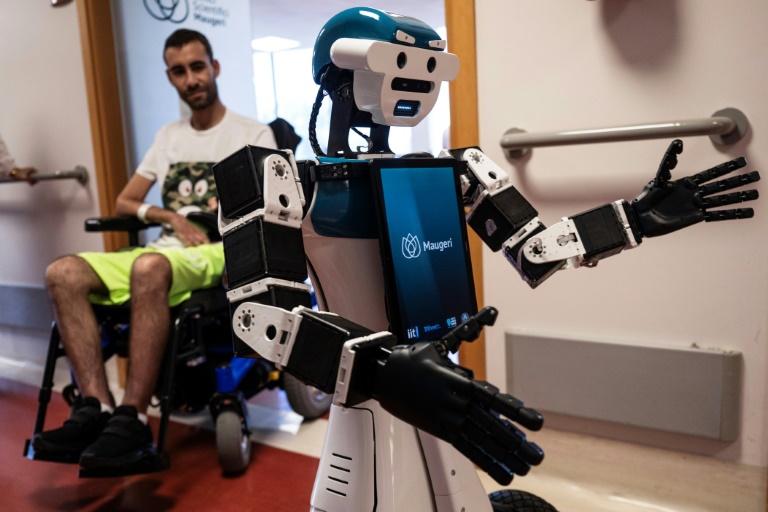 Le robot humanoïde Alter-Ego, conçu par l'Institut italien de technologie, assiste le patient Daniel Senna, à l'hôpital Maugeri de Milan, le 12 juin 2026