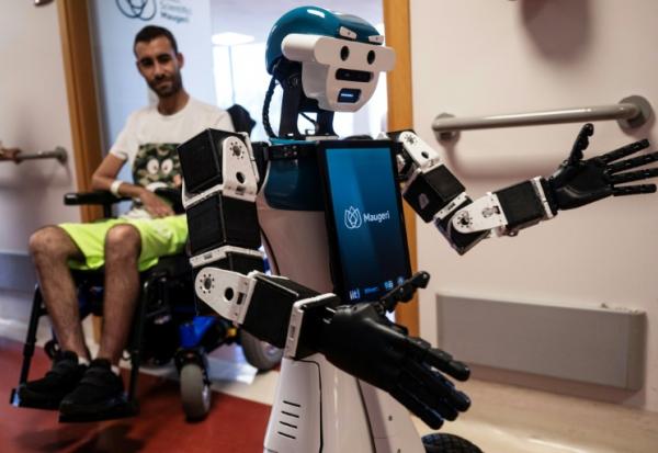 Le robot humanoïde Alter-Ego, conçu par l'Institut italien de technologie, assiste le patient Daniel Senna, à l'hôpital Maugeri de Milan, le 12 juin 2026