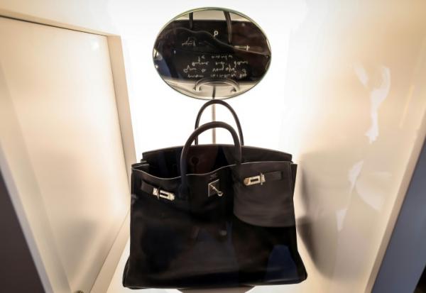 Un sac Hermès "Le Birkin Voyageur" ayant appartenu à l'actrice Jane Birkin, exposé le 2 décembre 2025 à Abu Dhabi. Il a été vendu aux enchères le 5 décembre pour près de 2,5 millions d'euros par Sotheby's