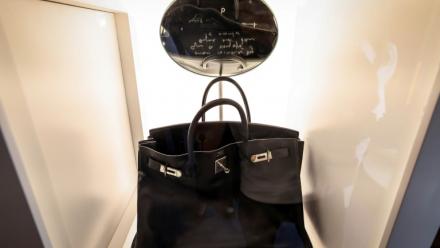 Un sac Hermès "Le Birkin Voyageur" ayant appartenu à l'actrice Jane Birkin, exposé le 2 décembre 2025 à Abu Dhabi. Il a été vendu aux enchères le 5 décembre pour près de 2,5 millions d'euros par Sotheby's