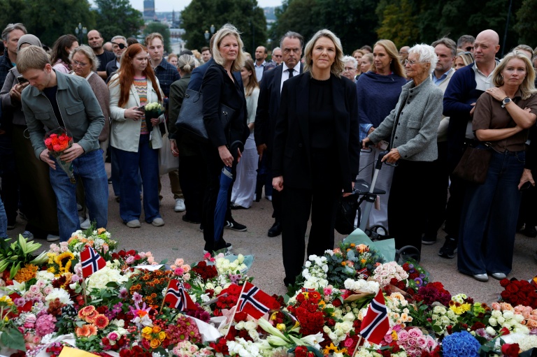 La dirigeante du Parti du progrès, Sylvi Listhaug, et des personnes en deuil se rassemblent pour rendre hommage au roi Harald V de Norvège, décédé, sur la place du Palais royal à Oslo, le 28 août 2026.