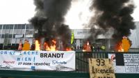Des palettes brûlent devant l'usine Brandt où sont rassemblés des employés, le 11 décembre 2025 à Vendôme, dans le Loir-et-Cher