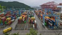 Des cargos et conteneurs au port de Ningbo-Zhoushan à Ningbo, dans la province du Zhejiang, en Chine, le 28 mai 2025