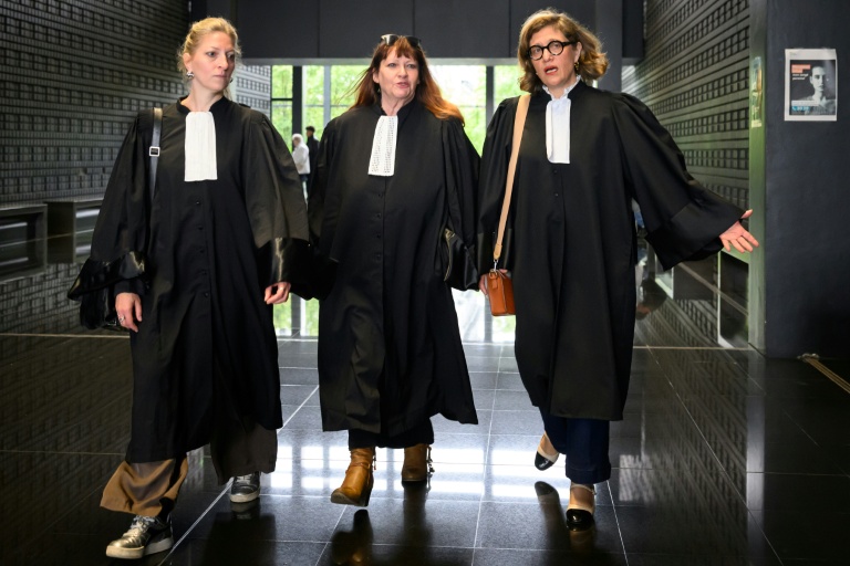 Les avocates des parties civiles, de gauche à droite Sonia Kanoun, Corinne Herrmann et Catherine Salsac, le 19 mai 2026 au palais de justice de Nantes