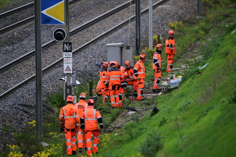 Des agents de la SNCF à pied d'oeuvre pour remplacer les câbles endommagés après un acte de vandalisme au sud de Valence, le 27 octobre 2025