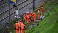 Des agents de la SNCF à pied d'oeuvre pour remplacer les câbles endommagés après un acte de vandalisme au sud de Valence, le 27 octobre 2025