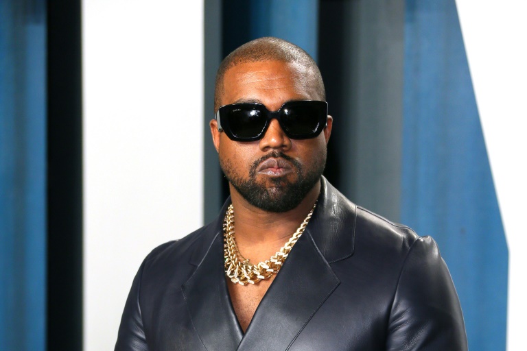 Le rappeur américain Kanye West sur le tapis rouge de la fête des Oscars du magazine Vanity Fair, le 9 février 2020 à Beverly Hills, en Californie