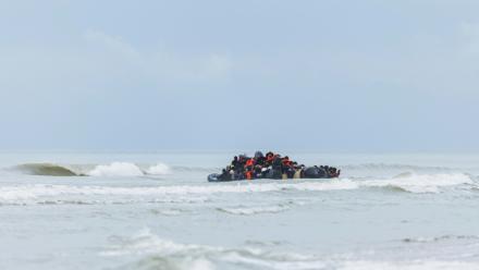 Le pneumatique d'un passeur tente de traverser la Manche, depuis la plage de l'Ecault à Saint-Etienne-au-Mont dans le Pas-de-Calais, le 30 octobre 2024
