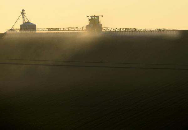 Un agriculteur français pulvérise du glyphosate dans le nord-ouest de la France le 23 avril 2021

