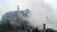 Des pompiers interviennent sur un incendie dans des maisons endommagées par une frappe russe dans la région de Kiev, le 25 mai 2025 en Ukraine