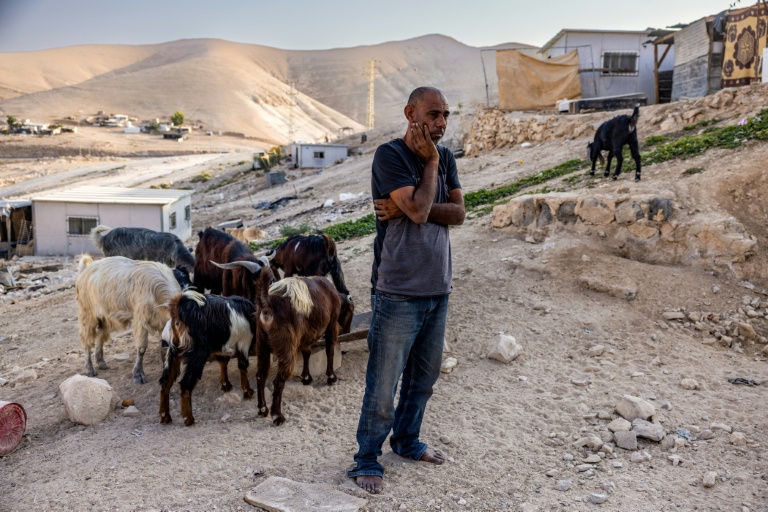 Le Bédouin palestinien Ahmed Kaabneh dans son village de Kaabna, près de Jéricho, en Cisjordanie occupée, le 6 novembre 2025