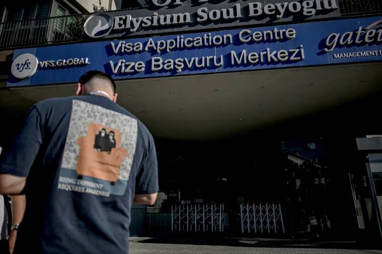 Le passeport d'un ressortissant turc dans la file d'attente devant un centre de demande de visas Schengen à Istanbul, le 30 juin 2026.  