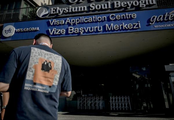 Le passeport d'un ressortissant turc dans la file d'attente devant un centre de demande de visas Schengen à Istanbul, le 30 juin 2026.  
