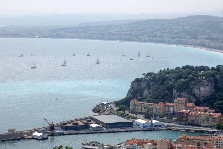 La ville de Nice et (au premier plan) le centre de conférences du sommet mondial sur les océans, le 8 juin 2025