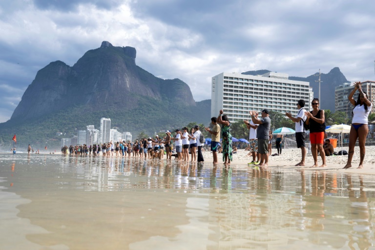 Manifestation pour célébrer la Journée mondiale des Océans, le 8 juin 2025 sur la plage de Sao Conrado à Rio de Janeiro (Brésil)
