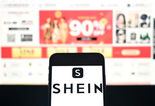 Une vingtaine d'associations européennes de consommateurs a déposé une plainte jeudi contre Shein auprès de la Commission européenne pour "pratiques litigieuses" tels l'affichage sans fin de produits ou la mention "stock faible" sans preuve
