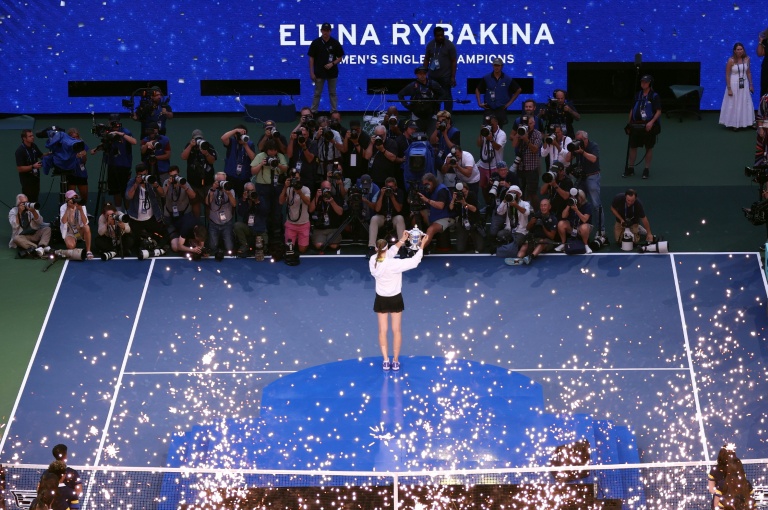 La Kazakhstanaise Elena Rybakina brandit le trophée après avoir remporté la finale de l'US Open face à la Bélarusse Aryna Sabalenka, à New York, le 12 septembre 2026