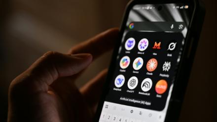 Les icônes des principales applications basées sur l'intelligence artificielle, modèles de langage (LLM), agents conversationnels et outils d'IA générative, sur un écran de smartphone, le 15 juillet 2025 près de Paris
