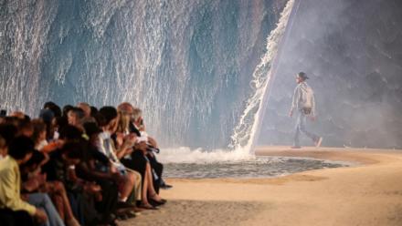 Le créateur Pharrell Williams lors du défilé Louis Vuitton à Paris le 23 juin 2026, avec la vague d'eau polémique en pleine canicule