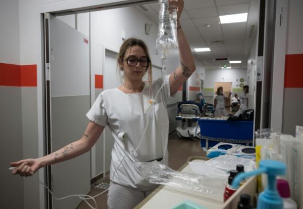 Une infirmière prépare une perfusion de réhydratation à l'hôpital de Purpan à Toulouse, le 23 juin 2023 lors d'un épisode de canicule en France