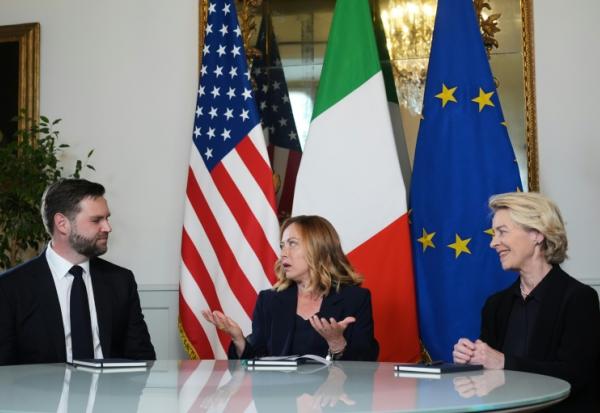 (g-d) Le vice-président américain JD Vance, la Première ministre italienne Giorgia Meloni et la présidente de la Commission européenne Ursula von der Leyen lors d'une réunion à Rome, le 18 mai 2025