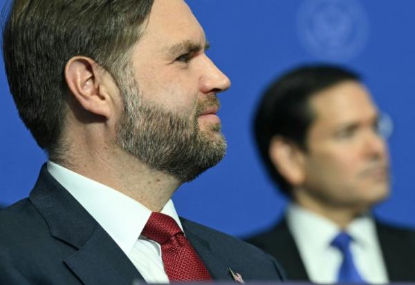 Le vice-président américain JD Vance (au premier plan) et le secrétaire d'Etat américain Marco Rubio participent à la réunion inaugurale du "Conseil de paix", organisée par Donald Trump à l'Institut de la paix à Washington, le 19 février 2026