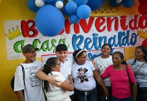 Reinardo Murillo accueilli chez lui par sa famille à son retour chez lui à San Fernando de Apure, le 26 février 2026,  après sa libération en vertu d'une loi d'amnistie au Venezuela